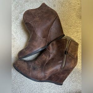 Daytrip brown booties womens